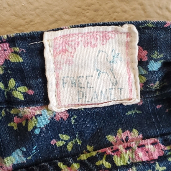 Free Planet flower jean cutoff rolled shorts 14 - Picture 5 of 6